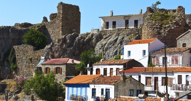 chora-samothraki-houses-castle-colours-architecture-island-greece-ferry Σπίτια και ερείπια κάστρου στη Χώρα της Σαμοθράκης, παράθυρα, χρώματα, στέγες, κεραμίδια, δέντρα, λουλούδια, αμφιθεατρικά, μπλε ουρανός