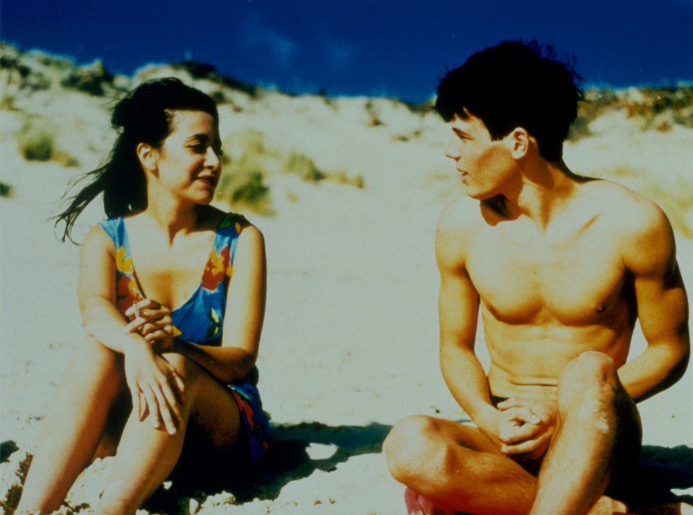 robe-d-ete-1996-001-girl-in-swimsuit-naked-man-on-beach