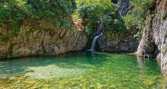 samothraki-vathres βάθρες στη Σαμοθράκη, καταρράκτης, βράχια, δέντρα, φύση, διαυγή νερά