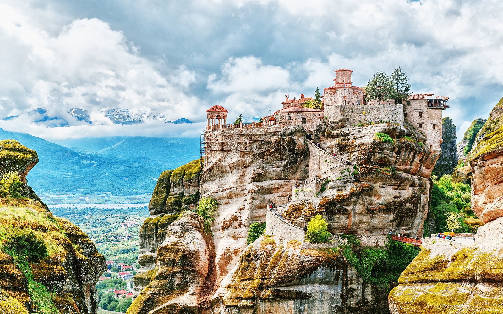 shutterstock_654116671-monastery-meteora-greece