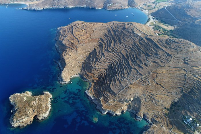 Αεροφωτογραφία της αρχαίας πόλης της Κύθνου (σημ. «Βρυόκαστρο»). Κάτω αριστερά το «Βρυοκαστράκι» (φωτ. Κώστα Ξενικάκη)